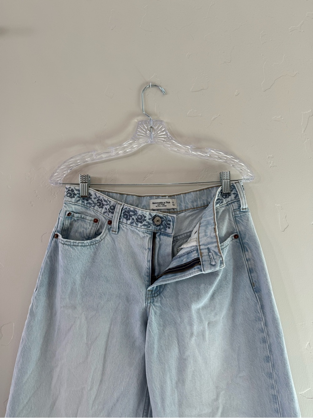 Abercrombie & Fitch Low Rise Ultra Loose Floral Embroidered Jean 27 - Picture 8 of 11